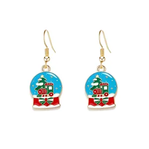 Detailansicht festlicher Emaille-Weihnachtsohrringe mit Schneekugel und Zug-Motiv