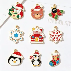 Vue détaillée de divers pendentifs de Noël en émail pour la création de bijoux DIY