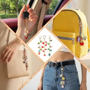 Charmes de porte-clés DIY variés sur sac et ceinture présentés dans un collage de style.