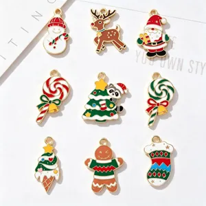 Gros plan de neuf breloques de Noël festives en émail pour la fabrication de bijoux DIY
