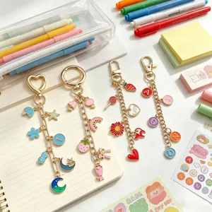 Détail d'un kit de porte-clés DIY avec des breloques colorées sur un bureau