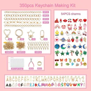Umfassende Ansicht eines 350-teiligen DIY-Schlüsselanhänger-Sets mit Alphabet-Anhängern.