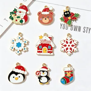 Vue détaillée de breloques de Noël colorées en émail pour la fabrication de bijoux DIY