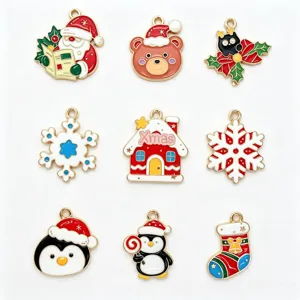 Vue détaillée de neuf breloques de Noël en émail coloré pour la création de bijoux DIY