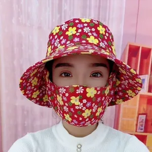 Roter Damen-Sonnenhut mit Blumendruck und integrierter Gesichtsmaske für den Sommer