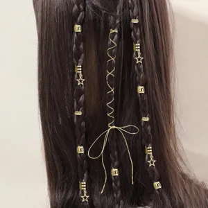 Dettaglio ravvicinato di anelli per capelli a stella dorati su capelli scuri intrecciati
