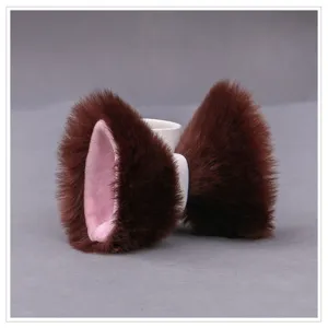 Détail des oreilles d'animaux en peluche avec texture marron et doublure rose mignonne.