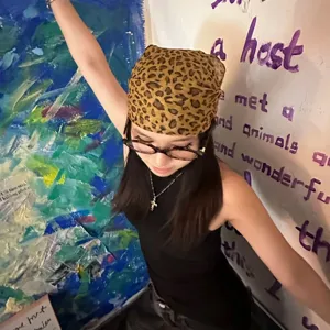 Gedetailleerde weergave van een luipaard bandana voor dames voor een hippe hiphop-stijl.