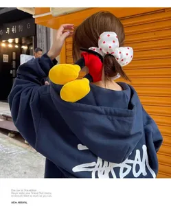 Detailansicht eines niedlichen Plüsch-Micky-Maus-Haargummis mit einer gepunkteten Schleife