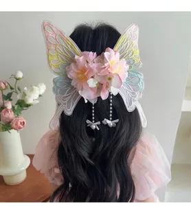 Vista posteriore di un'elegante fascia a farfalla con fiori rosa e nappine di perle.