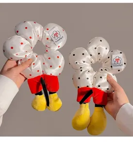 Detailansicht der Disney Micky Maus Polka Dot Plüsch Haargummis in Schwarz und Rot Farben
