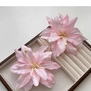 Primer plano de elegantes pinzas para el pelo de lirio rosa 3D en una bandeja.