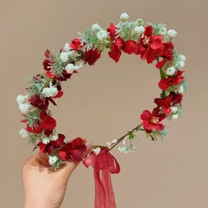 Vista dettagliata di una fascia elegante a corona di fiori rossi con nastro di seta.