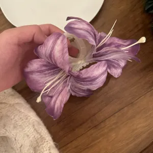 Vista detallada de una elegante pinza para el cabello con flor de lirio púrpura para mujer