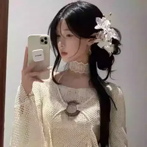 Elegante pinza para el cabello de orquídea blanca usada por modelo para estilo playa.