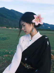 Elegante pinza para el cabello de lirio rosa usada por una modelo en la naturaleza