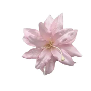 Elegante pinza de pelo con flor de lirio de tela rosa para un peinado de vacaciones ideal