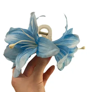 Elegante pinza para el pelo con flor de lirio azul grande y diseño de hada para mujer