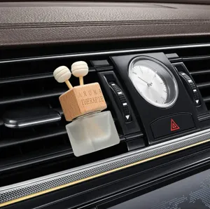 Auto Lüftung Parfum Diffusor Flasche aus mattiertem Glas mit Holzdeckel Detailansicht