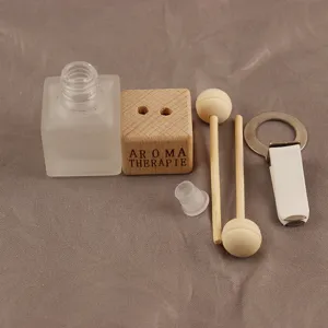 Auto Aromatherapie leere Glasflasche Set mit mattiertem Finish und Holzdeckel.
