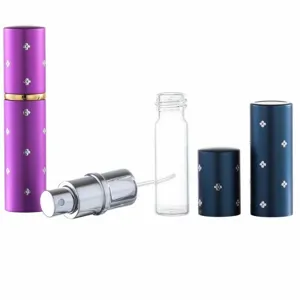 Navulbare 10ml parfum spray fles set met elegante metalen houder en glazen binnenfles.