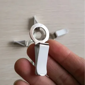 Nahansicht des Autoluftauslass-Parfumclip-Halters, langlebiges Metall und weiße Basis.