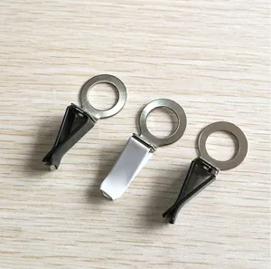 Detailaufnahme von Auto-Lüftungs-Parfümklammern mit Ringverbindern in Schwarz und Weiß.