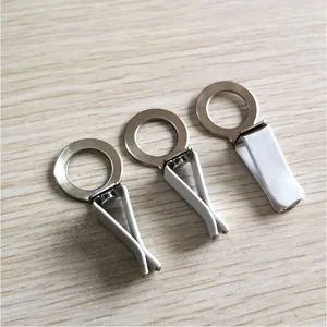 Detailansicht Auto-Lüftungs-Parfümclip, Metallring mit weißer Klemme, kompaktes Zubehör.