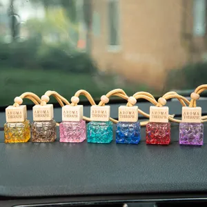Buntes kubisches Glas-Autoparfümfläschchen mit Holzdeckel als hängender Aromadiffusor.
