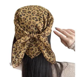 Stijlvolle satijnen driehoekige hoofddoek met luipaardprint voor dames, achteraanzicht