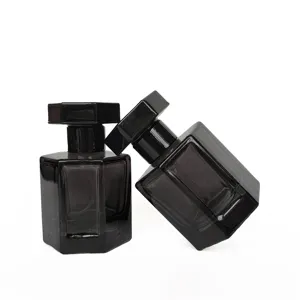 Vue détaillée de flacon de parfum en verre hexagonal noir, récipient vide pour voyage.