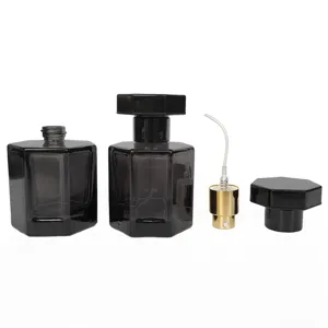 Flacon de parfum en verre hexagonal vide conteneur de spray avec pompe dorée et bouchon noir.