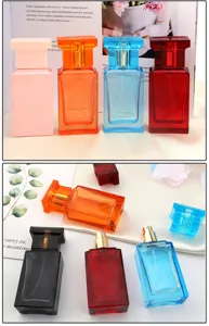Vue détaillée des vaporisateurs de parfum en verre coloré, flacons cosmétiques portables.