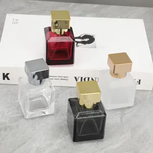 Detailansicht quadratischer Glas Parfum Flaschen mit stilvollen Metallkappen in bunten Farben.