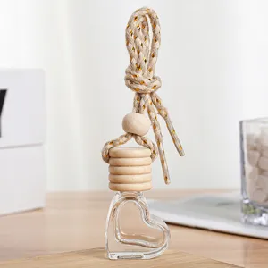 Primo piano dettagliato del flacone per profumo d'auto in vetro a forma di cuore con tappo.