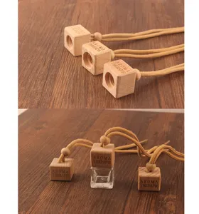 Detailansicht Holzkappe fuer Autoparfum, quadratischer Diffusordeckel mit Haengeseil.