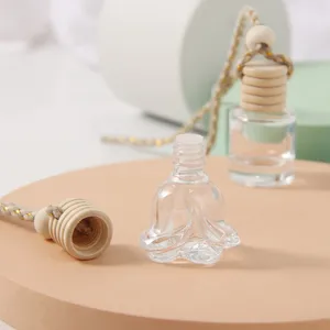Vue détaillée d'un flacon de parfum de voiture en verre transparent avec bouchon en bois.