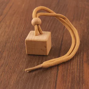 Hölzerner quadratischer Parfümkappen-Anhänger Detailaufnahme aus natürlichem Buchenholz.