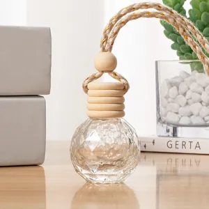Detailansicht der 10ml Glas Auto Parfüm Diffusor Flasche mit Holzdeckel und Hängeseil.
