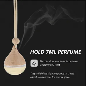 Détail de flacon de parfum de voiture en forme de goutte avec bouchon en bois et cordon.