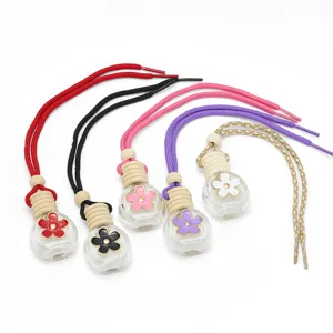 Auto Parfum Glas Anhänger Flasche mit buntem Seil und Blumen Dekoration für Innenraum.