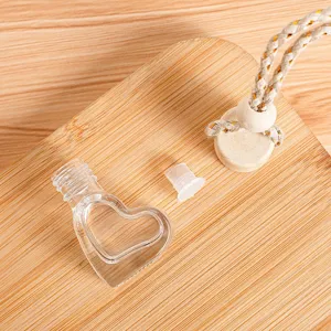 Harten vorm glazen auto parfum flesje met houten dop en touw voor etherische olie.