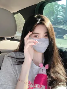 Gros plan d'un masque de protection solaire en soie glacée grise avec protection oculaire