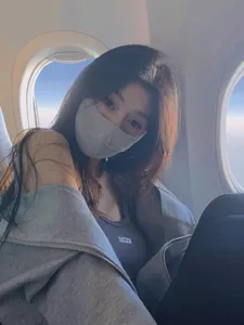 Gros plan d'une femme portant un masque de protection solaire en soie glacée grise
