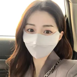 Masque solaire respirant en soie glacée pour femmes avec protection UV des yeux.