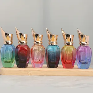 Set aus bunten Farbverlauf Glas Parfümfläschchen mit edlen Goldkappen für Reisen