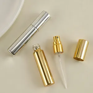 Vista dettagliata della pompa per flacone spray di profumo da 10ml e del tappo.