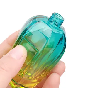 Detailansicht einer leeren 30ml Gradienten Glas Parfümflasche mit facettiertem Design.