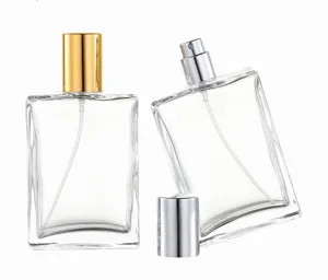 Détail de flacon vaporisateur de parfum en verre clair, contenant cosmétique vide avec pompe.