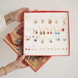 Esta caja de calendario de adviento de joyas navideñas con amuletos y pendientes